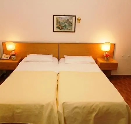 Adonis Aparthotel